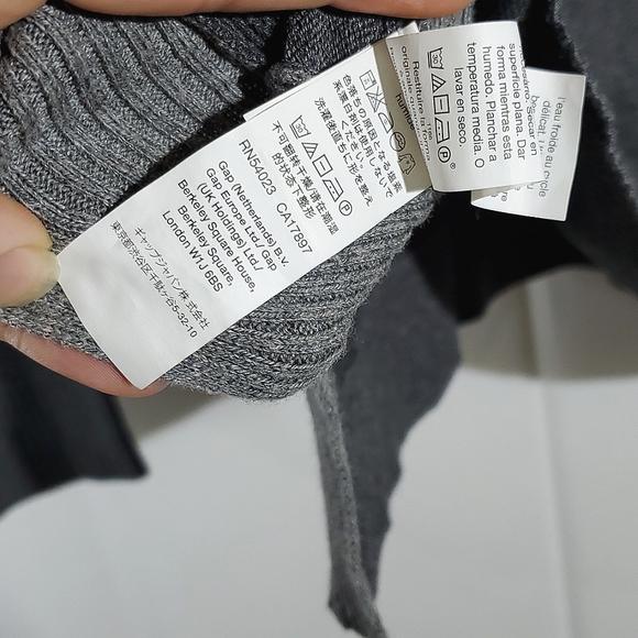Gap Grey Knit Combo Long Sleeve V-Neck Sweater, Cotton/Rayon Mix - Size Medium - Picture 13 of 14
